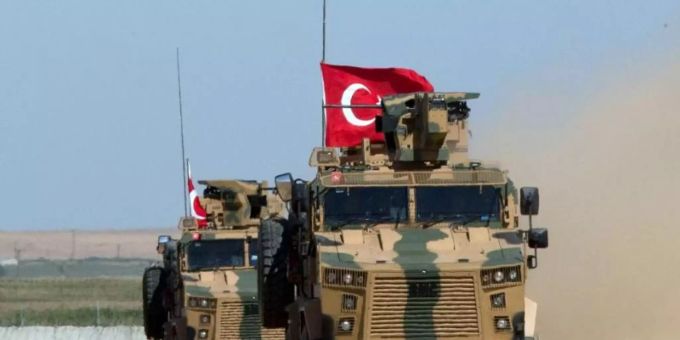 Gepanzerte Militärfahrzeuge der türkischen Streitkräfte auf der syrischen Seite der Grenze zur Türkei. Foto: Maya Alleruzzo/AP/dpa Gepanzerte Militärfahrzeuge der türkischen Streitkräfte auf der syrischen Seite der Grenze zur Türkei. Foto: Maya Alleruzzo/AP/dpa