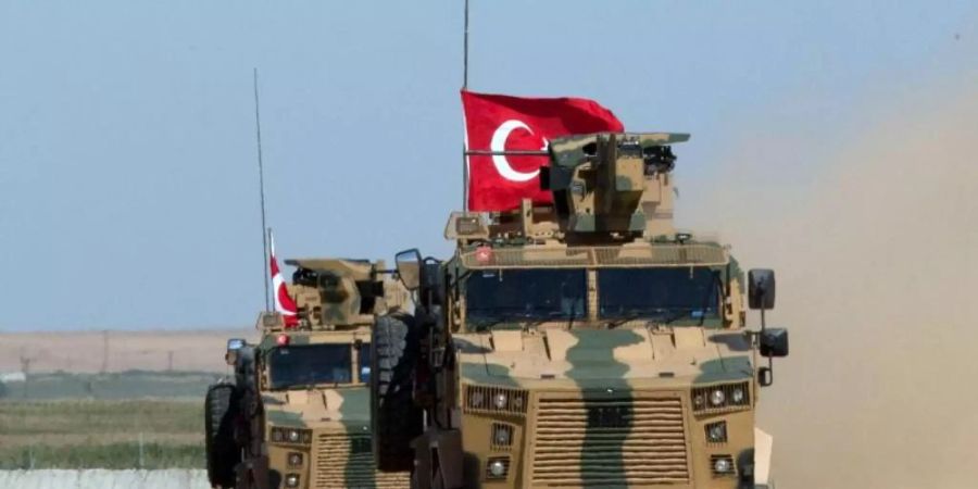 Gepanzerte Militärfahrzeuge der türkischen Streitkräfte auf der syrischen Seite der Grenze zur Türkei. Foto: Maya Alleruzzo/AP/dpa