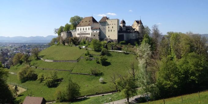 Sicht vom Goffersberg "Gofi" auf das Schloss Lenzburg. Sicht vom Goffersberg "Gofi" auf das Schloss Lenzburg.