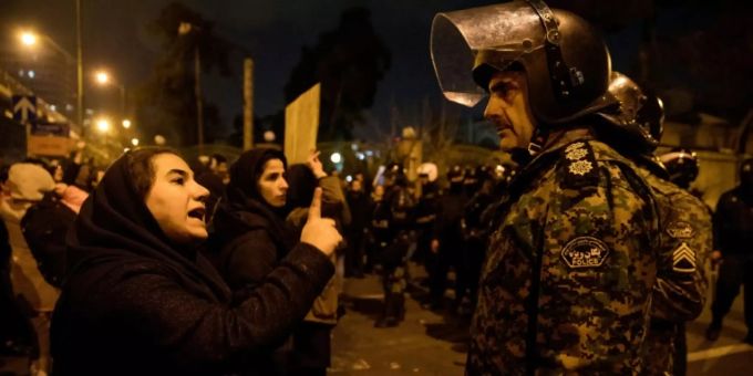 Demonstrantin bei Mahnwache für die Opfer des Abschusses Demonstrantin bei Mahnwache für die Opfer des Abschusses