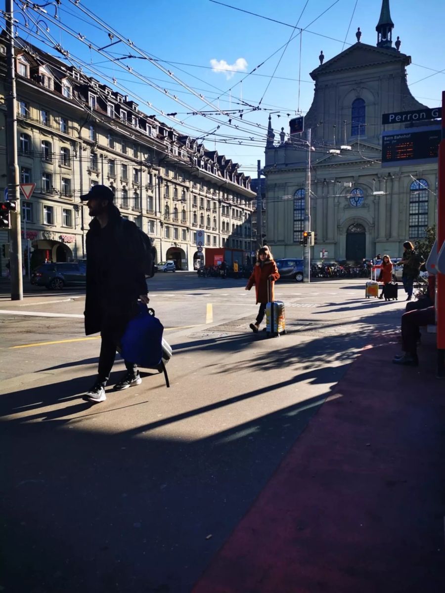 Joseph Fiennes, seine zwei Töchter und seine Berner Ehefrau Maria Dolores Dieguez suchen vergeblich die Bushaltestelle am Berner Bahnhof.