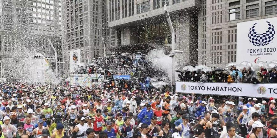 Wegen des Coronavirus dürfen 38.000 Läufer nicht beim Tokio-Marathon starten. Foto: Kyodo/Pool/dpa