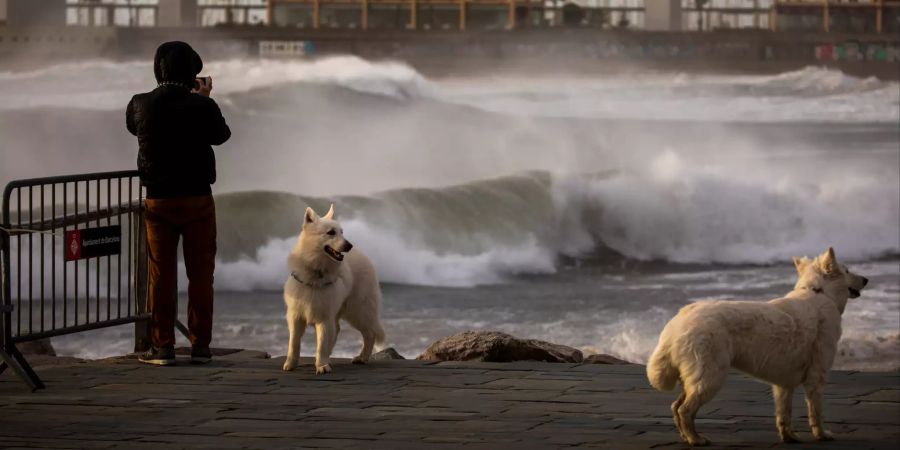 Ein Mann fotografiert das Mittelmeer bei starkem Wind in Barcelona.