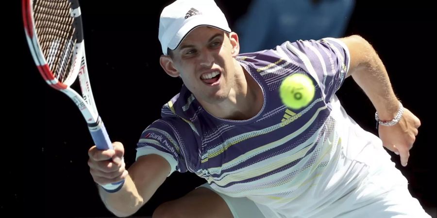 Dominic Thiem schlägt eine Vorhand gegen Adrian Mannarino an den Australian Open 2020-