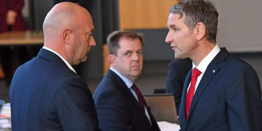 AfD-Fraktionschef Björn Höcke (r.) gratuliert dem neuen Thüringer Ministerpräsidenten Thomas Kemmerich (FDP). Foto: Martin Schutt/dpa-Zentralbild/dpa