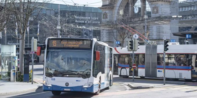 Busse der Verkehrsbetriebe Luzern AG oder VBL auf der Fahrt. Luzern Verkehrsverbund