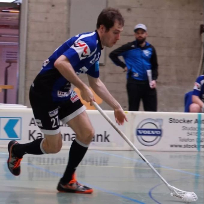 Timo Galliker behauptet den Ball in den eigenen Reihen. Tigersharks Kulm, Timo Galliker