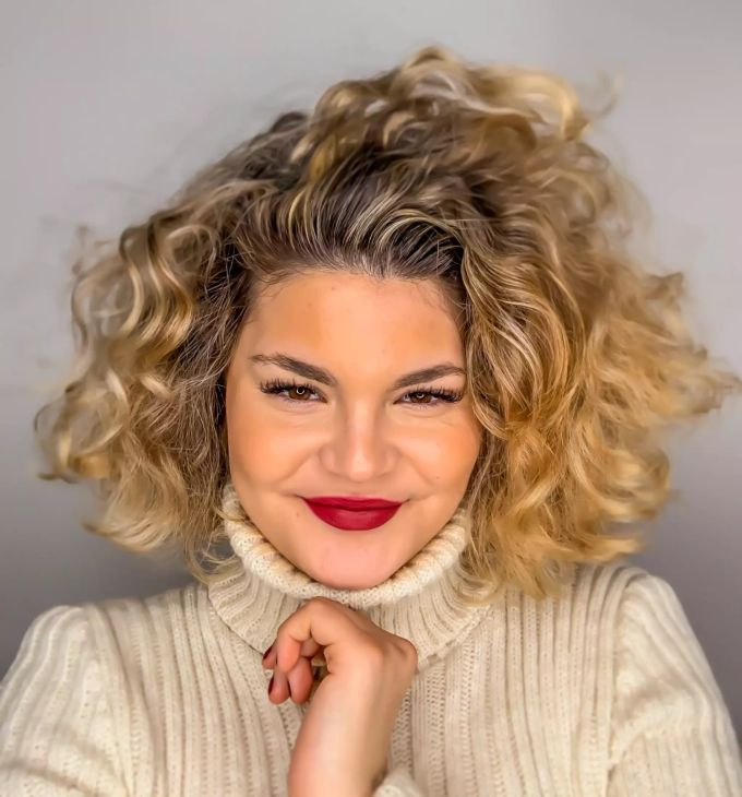 Arona hat eine Schauspielausbildung und absolviert zurzeit eine Ausbildung zur Kosmetikerin. Arona Myftari