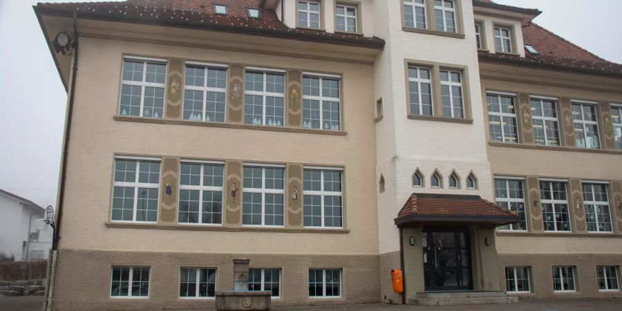 Das Schulhaus in Zetzwil.