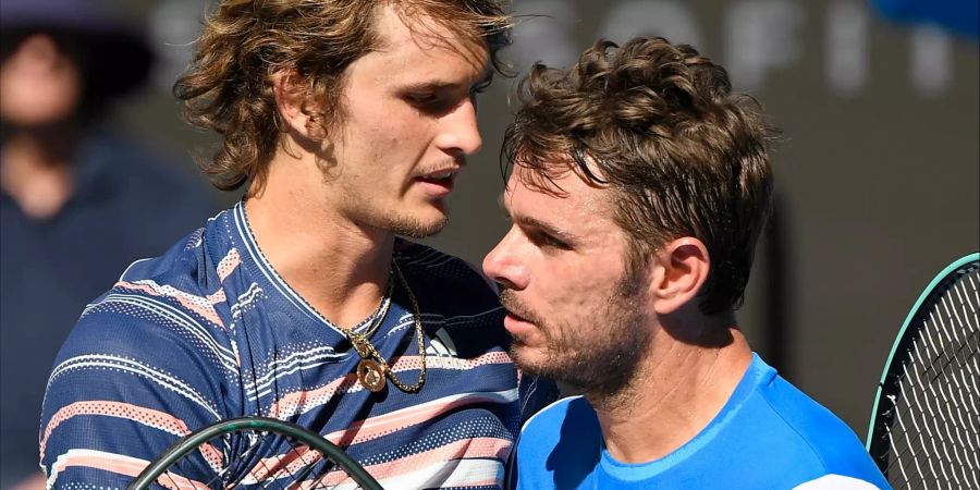 Alexander Zverev (l) wird nach seinem Sieg von Stan Wawrinka beglückwünscht.