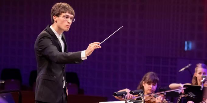 Jonas Bürgin beim Konzert im KKL Luzern mit dem Zentralschweizer Jugendsinfonieorchester. Jonas Bürgin