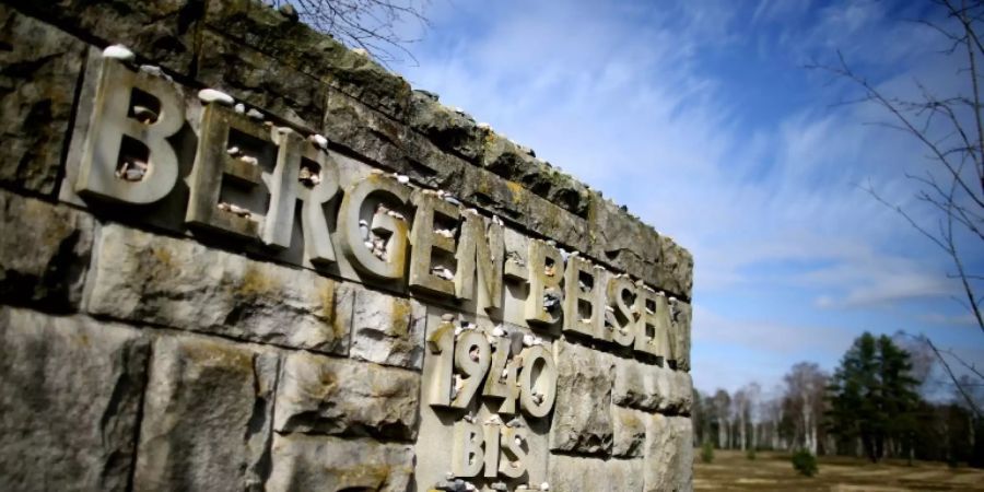 Gedenkinschrift im früheren Lager Bergen-Belsen