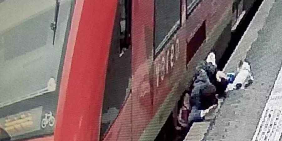 Zwischen Bahnsteigkante und Regionalbahn: Der Mann überstand den Zwischenfall im Bonner Hauptbahnhof mit leichten Verletzungen. Foto: ---/Bundespolizeidirektion/dpa