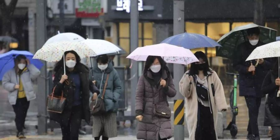 Südkorea meldete einen weiteren grossen Anstieg neuer Fälle des Coronavirus. Foto: Ahn Young-Joon/AP/dpa