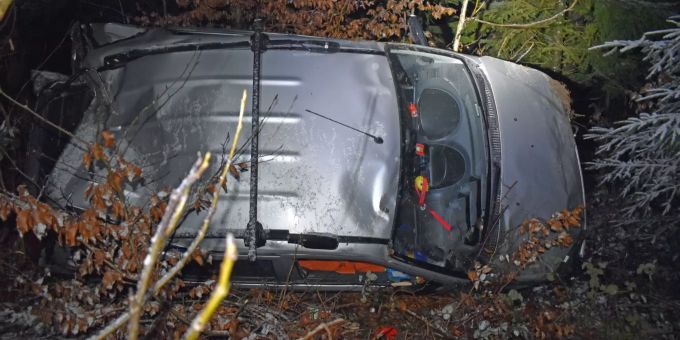 Eine Autofahrerin landet in Rickenbach LU mit seinem Wagen im Wald. rickenbach Lu