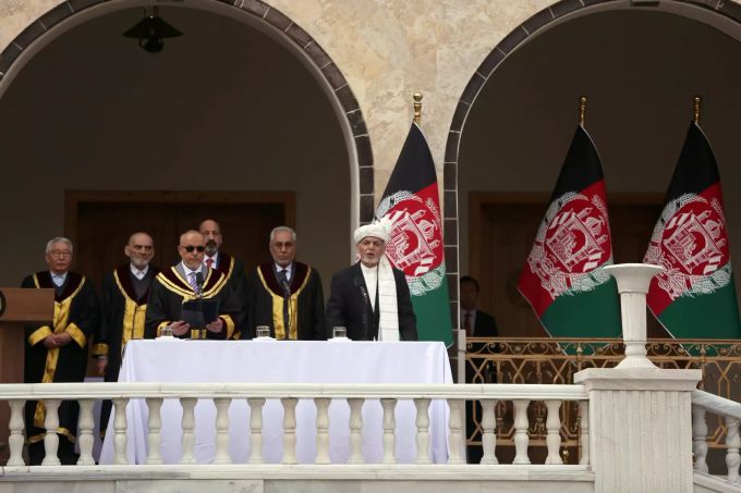 Aschraf Ghani (r.), Präsident von Afghanistan, wird während seiner Amtseinführungszeremonie im Präsidentenpalast vom Sayed Yousuf Halim (3.v.l.), Oberster Richter von Afghanistan, vereidigt. Ghani