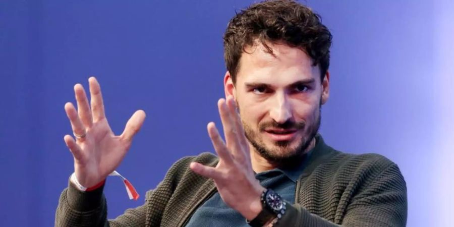 Mats Hummels beantwortet auf dem Kongress SpoBis Fragen des Fachpublikums. Foto: Roland Weihrauch/dpa