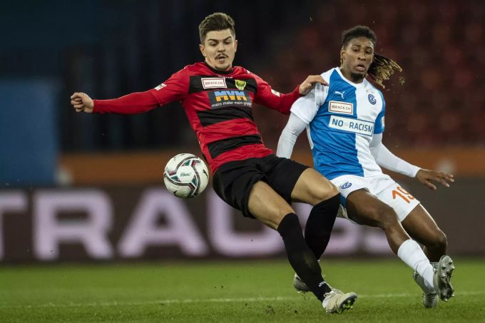 Omer Dzonlagic im Duell mit Euclides Cabral beim Spiel zwischen GC und Kriens. GC SC Kriens