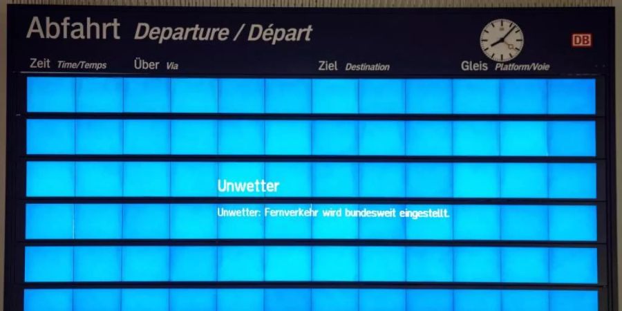 «Unwetter: Fernverkehr bundesweit eingestellt» steht auf der Anzeigentafel am Bahnhof Göttingen. Foto: Swen Pförtner/dpa