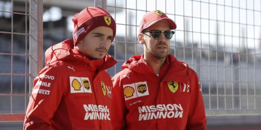 In Erwartung ihres neuen Dienstwagens: Die Ferrari-Piloten Charles Leclerc (l) und Sebastian Vettel. Foto: Darron Cummings/AP/dpa