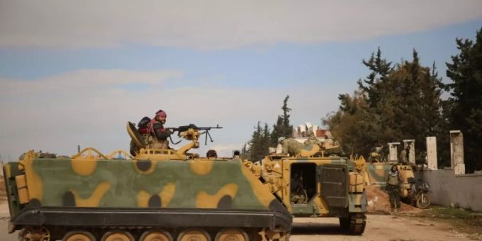 Von der Türkei unterstützte syrische Rebellen im Dorf al-Mastuma Von der Türkei unterstützte syrische Rebellen im Dorf al-Mastuma