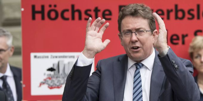 Die Schweizerische Volkspartei mit Präsident Albert Rösti wollen mit der Begrenzungsinitiative den Zugang zum Schweizer Arbeitsmarkt erschweren. bgi