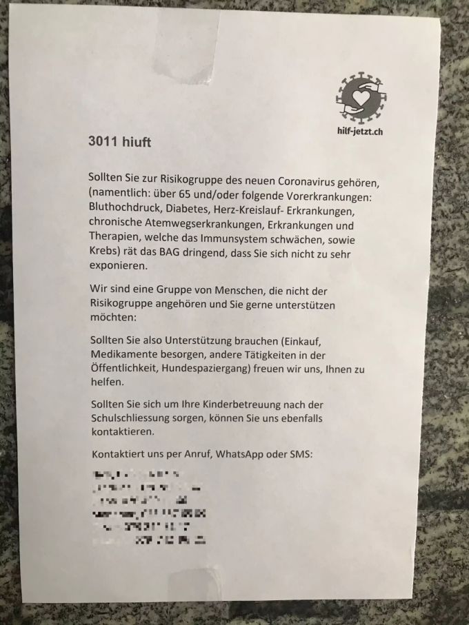 Mit solchen Zetteln bieten Helfer den Seniorinnen und Senioren ihre Hilfe an. zettel