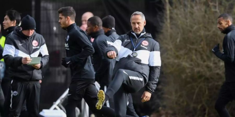 Trainer Adi Hütter (M.) trifft mit Eintracht Frankfurt auf Red Bull Salzburg. Foto: Arne Dedert/dpa