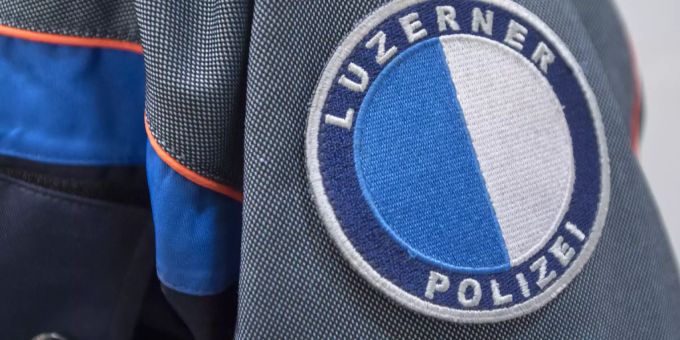 Die Luzerner Ploizei stoppte ein Auto, an dessen Steuer ein 16-jähriger Jugendlicher sass. (Symbolbild) polizei luzern
