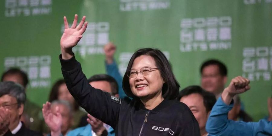 Mit einem klaren Sieg für die chinakritische Präsidentin Tsai Ing-wen haben die Taiwaner der kommunistischen Führung in Peking eine Abfuhr erteilt. Foto: Chan Kwok Shing/SOPA Images via ZUMA Wire/dpa