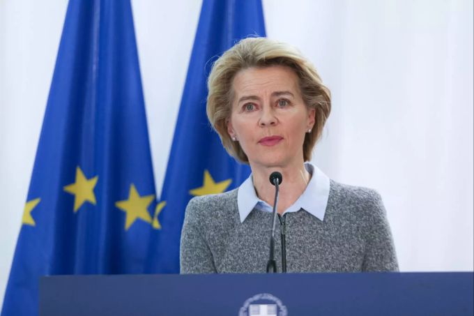 Ursula von der Leyen (CDU), Präsidentin der Europäischen Kommission, spricht während gemeinsamer Presseerklärungen Charles Michel, EU-Ratschef, und dem griechischen Premierminister Mitsotakis an der griechisch-türkischen Grenze. Türkisch-griechische Grenze