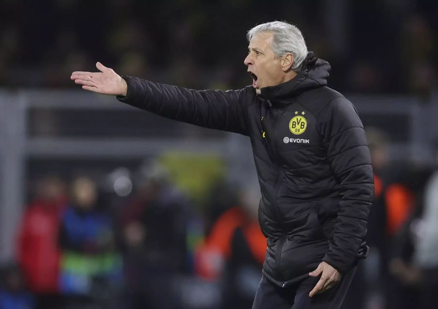 Dortmund-Trainer Lucien Favre gibt seinem Team Anweisungen während dem Spiel gegen PSG.