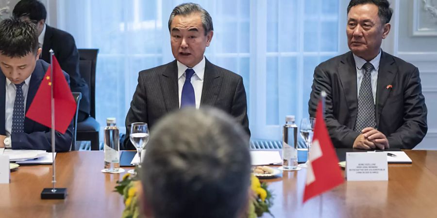 Der chinesische Botschafter in der Schweiz, Geng Wenbing (rechts), betont, dass von Chinesen in der Schweiz keine Gefahr ausgeht. (Archivbild)