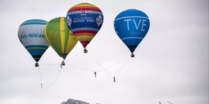 Heissluftballons fliegen über den Waadtländer Alpen. FESTIVAL INTERNATIONAL DE BALLONS