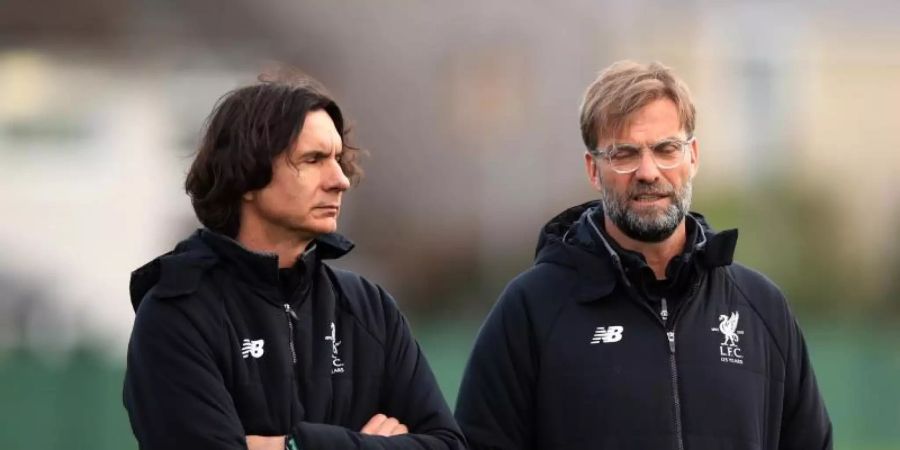 Zeljko Buvac im Gespräch mit Jürgen Klopp. Foto: Peter Byrne/PA Wire/dpa
