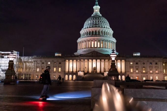 Das Kapitol ist im Rahmen des Amtsenthebungsverfahrens gegen US-Präsident Trump hell erleuchtet. Impeachment Senat Donald Trump