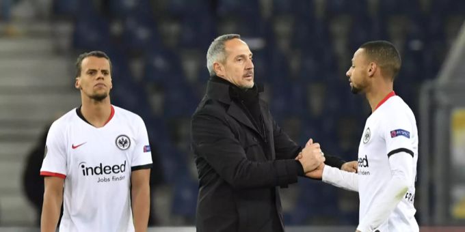 Adi Hütter muntert seine Spieler nach der 0:3-Pleite gegen den FC Basel auf. Adi Hütter