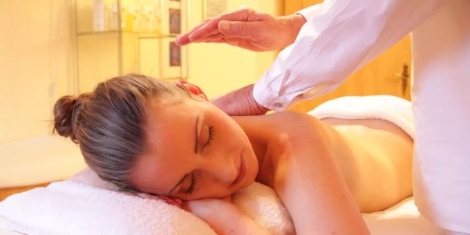 Eine Frau wird massiert. (Symbolbild) Massage