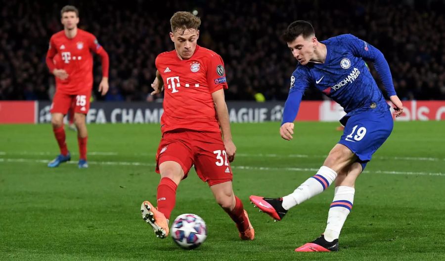 Bayerns Joshua Kimmich (l.) im Duell mit Chelseas Mason Mount (r.).