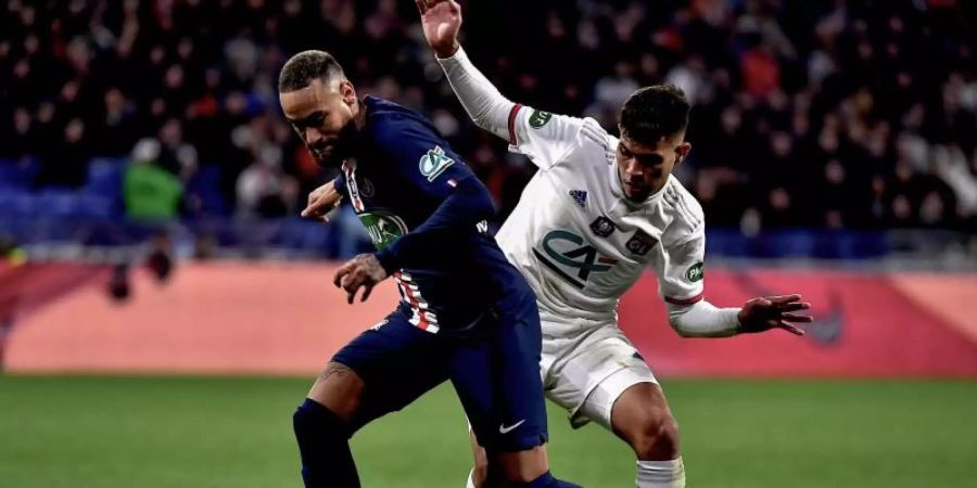 Neymar (l) von Paris Saint-Germain kämpft um den Ball. Foto: Jeff Pachoud/AFP/dpa