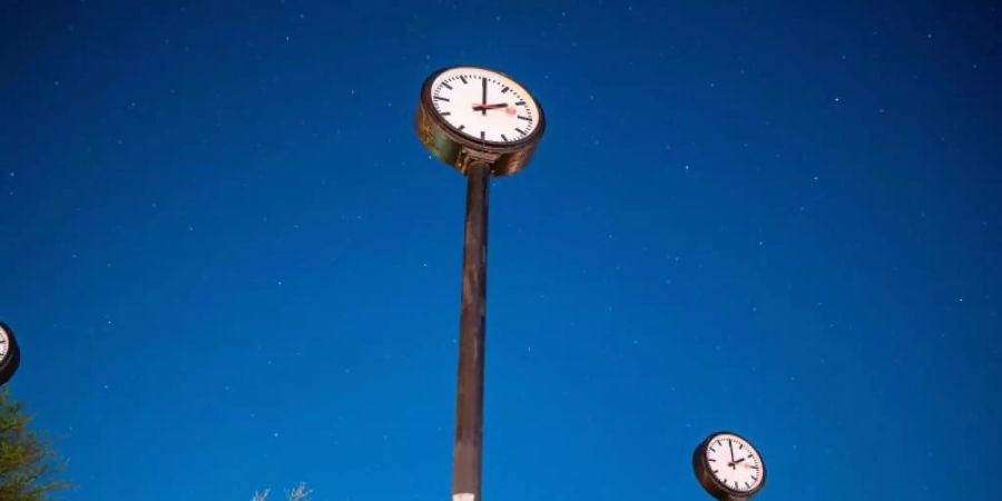 Die Sommerzeit kann beginnen: Die Uhren werden in der Nacht zu Sonntag um eine Stunde vorgstellt. Foto: Fabian Strauch/dpa