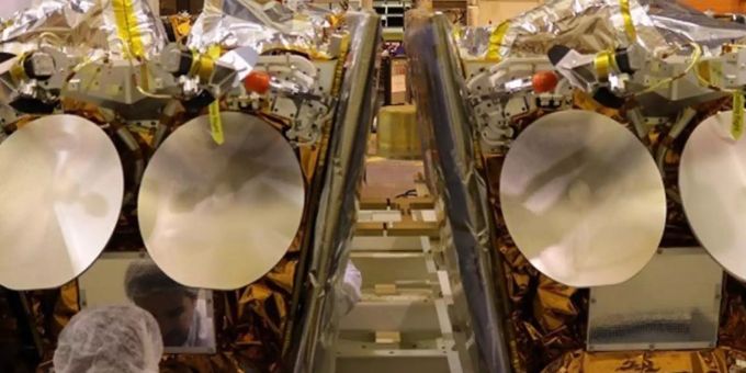 Zwei OneWeb-Satelliten von SpaceX, die auf der Plattform eines Fracht-Containers montiert sind. satellit