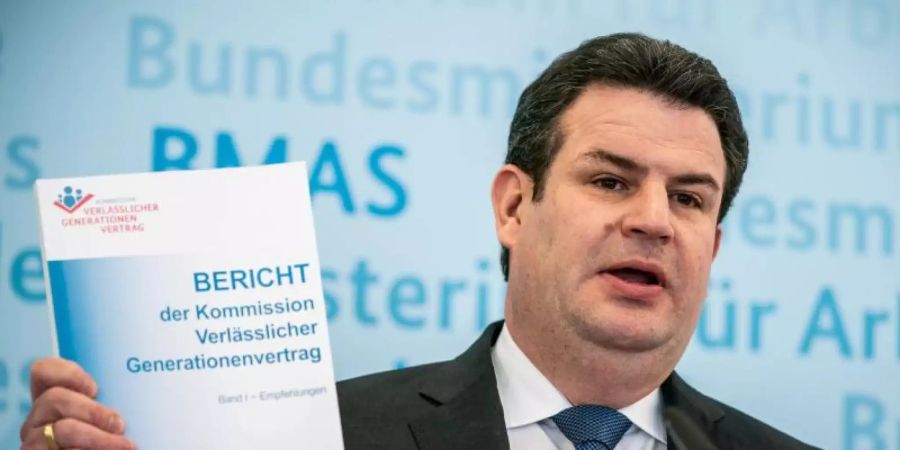 Bundesarbeitsminister Hubertus Heil bei der Pressekonferenz zur Vorstellung der Empfehlungen der Rentenkommission. Foto: Michael Kappeler/dpa