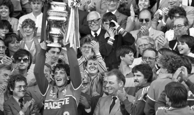 Marc Schnyder stemmt als Captain des Servette FC 1984 den Cup. Servette FC Marc Schnyder