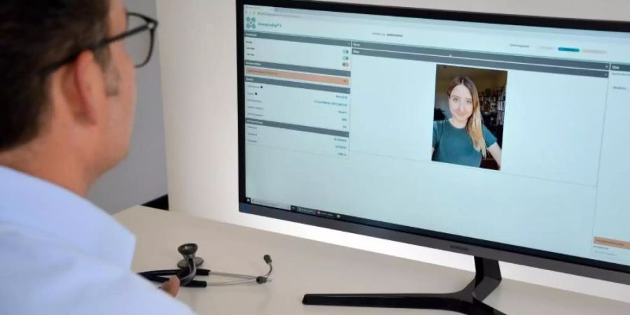 Ein Arzt und eine Patientin im Live-Video-Chat über das System «EmergencyEye» des Start-Up-Unternehmens Corevas. Foto: -/Vodafone/dpa