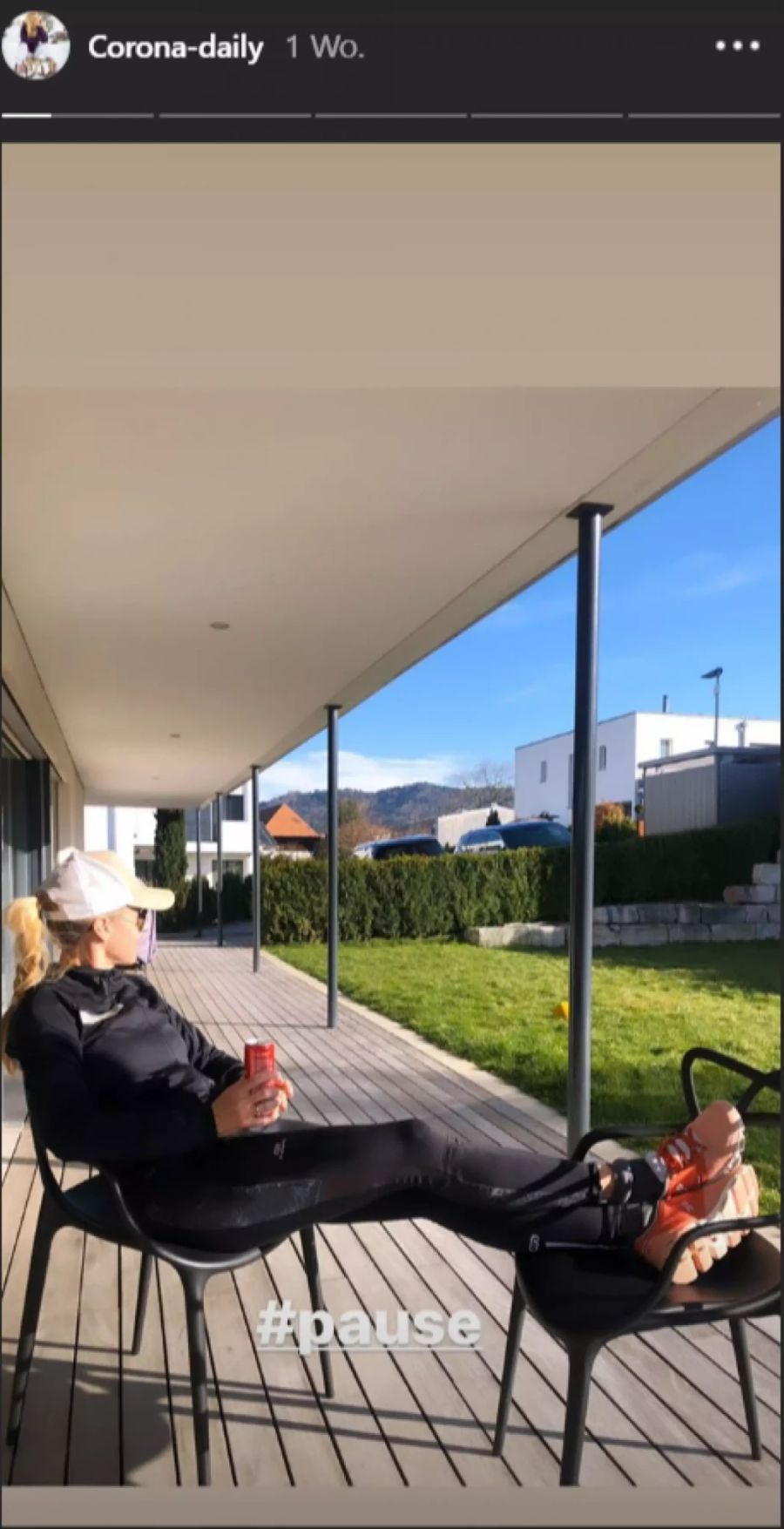 So lässt sichs leben - auch im Homeoffice: SRF-Frau Nicole Berchtold auf ihrer Terrasse.