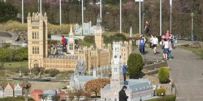 Der Westminsterpalast und Big Ben bleiben zwar im Miniaturpark Mini-Europa. Doch hinzu kommt nun eine Zollstation. Foto: Mini-Europa/dpa Der Westminsterpalast und Big Ben bleiben zwar im Miniaturpark Mini-Europa. Doch hinzu kommt nun eine Zollstation. Foto: Mini-Europa/dpa