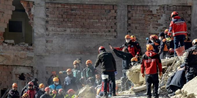 Rettungskräfte suchen in Elazig nach Überlebenden Rettungskräfte suchen in Elazig nach Überlebenden