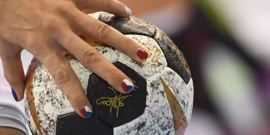 Die Bundesligasaison der Handball-Frauen ist wegen der Coronavirus-Pandemie abgebrochen worden. Foto: Marijan Murat/dpa