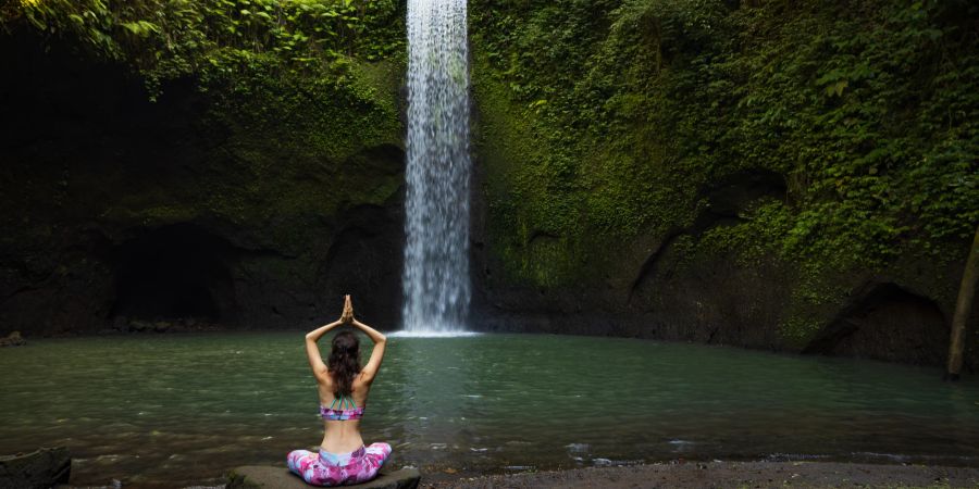 Yoga am Wasserfall.